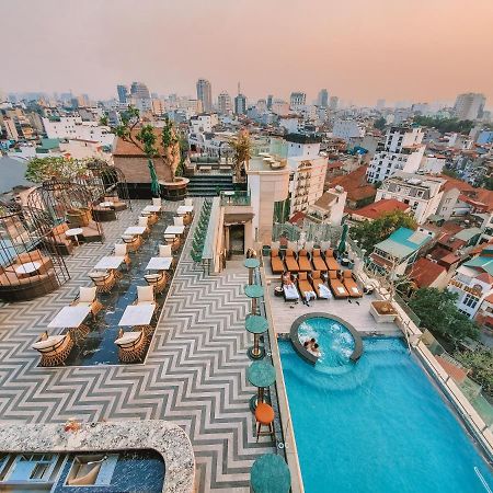 Peridot Grand Luxury Boutique Hotel Hanói Exterior foto The rooftop pool at the hotel