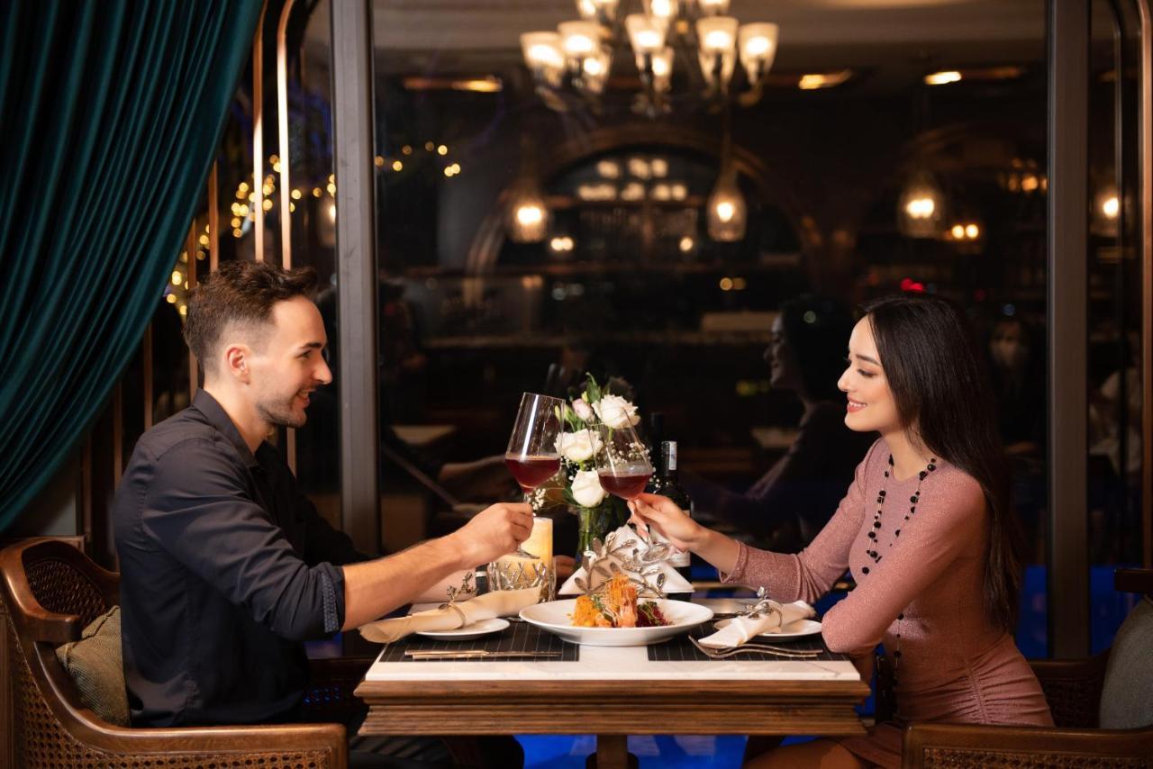 Peridot Grand Luxury Boutique Hotel Hanói Exterior foto A couple dining at a restaurant