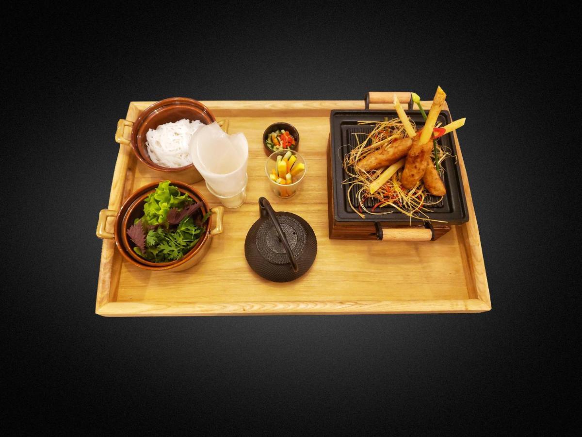 Peridot Grand Luxury Boutique Hotel Hanói Exterior foto A bamboo serving tray